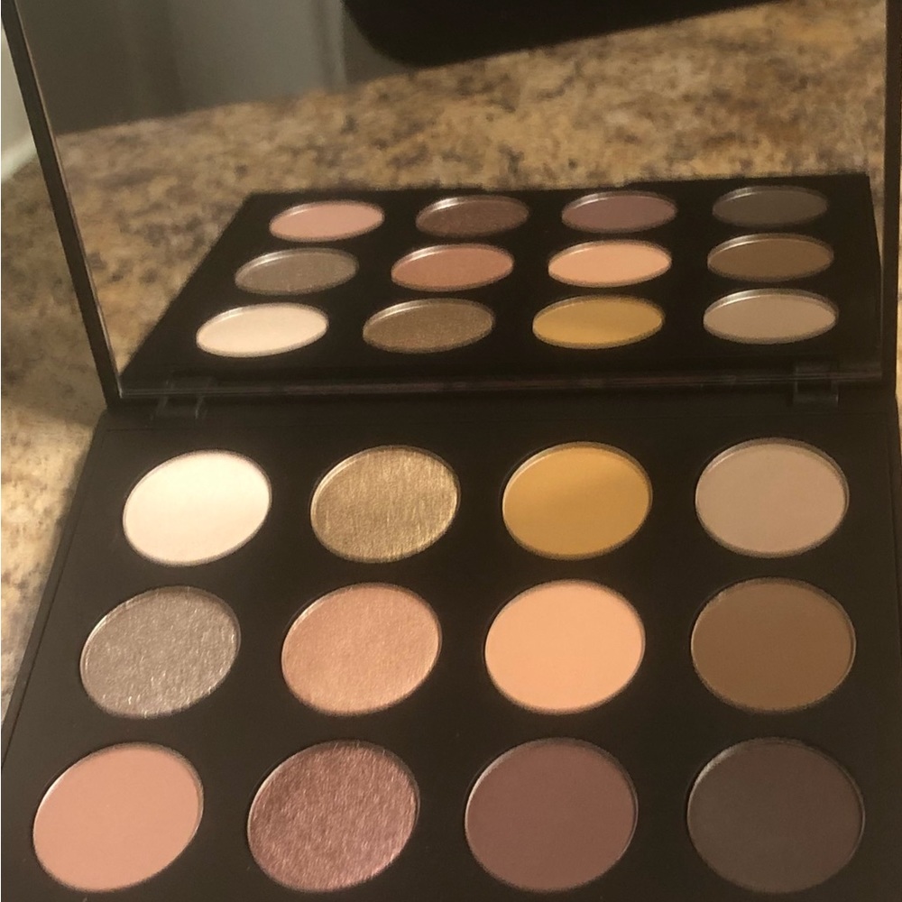 Mac Cosmetics Art Eyeshadow in colour nude